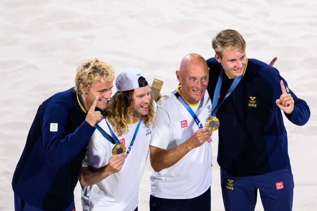 240810 David Ahman and Jonatan Hellvig celebrate with their coaches Rasmus Jonsson and Anders Kristiansson after men s Beach volleyball, Beachvolleyball final between Sweden and Germany during day 15 of the Paris 2024 Olympic Games, Olympische Spiele, Olympia, OS on August 10, 2024 in Paris. Photo: Joel Marklund BILDBYRAN kod JM LT0671 beachvolleyboll beach volleyball sandvolleyball olympic games olympics os ol olympiska spel olympiske leker paris 2024 paris-os paris-ol 15 bbeng final os-final olympic final jubel Copyright: JOELxMARKLUND BB240810JM103