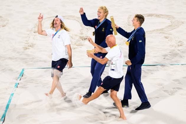 240810 David Ahman and Jonatan Hellvig celebrate with their coaches Rasmus Jonsson and Anders Kristiansson after men s Beach volleyball, Beachvolleyball final between Sweden and Germany during day 15 of the Paris 2024 Olympic Games, Olympische Spiele, Olympia, OS on August 10, 2024 in Paris. Photo: Joel Marklund BILDBYRAN kod JM LT0671 beachvolleyboll beach volleyball sandvolleyball olympic games olympics os ol olympiska spel olympiske leker paris 2024 paris-os paris-ol 15 bbeng final os-final olympic final jubel Copyright: JOELxMARKLUND BB240810JM106