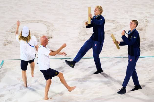 240810 David Ahman and Jonatan Hellvig celebrate with their coaches Rasmus Jonsson and Anders Kristiansson after men s Beach volleyball, Beachvolleyball final between Sweden and Germany during day 15 of the Paris 2024 Olympic Games, Olympische Spiele, Olympia, OS on August 10, 2024 in Paris. Photo: Joel Marklund BILDBYRAN kod JM LT0671 beachvolleyboll beach volleyball sandvolleyball olympic games olympics os ol olympiska spel olympiske leker paris 2024 paris-os paris-ol 15 bbeng final os-final olympic final jubel Copyright: JOELxMARKLUND BB240810JM110