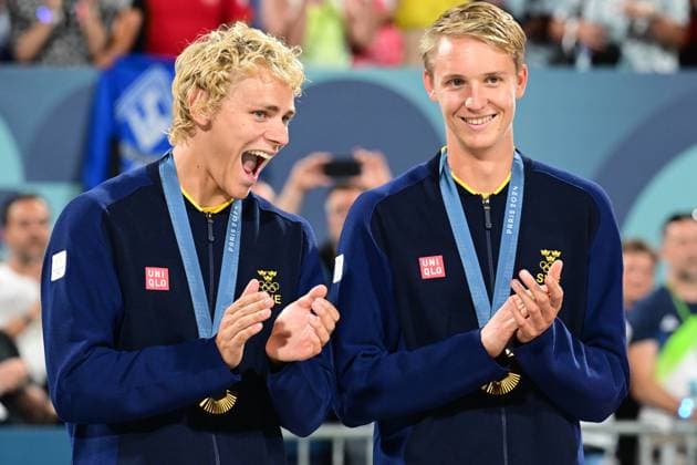 PARIS, FRANKRIKE 20240810 Sveriges David Ahman och Jonatan Hellvig tar emot sina guldmedaljer efter herrarnas final i beachvolleyboll pa Eiffel Tower - Centre Court, under sommar-OS i Paris.