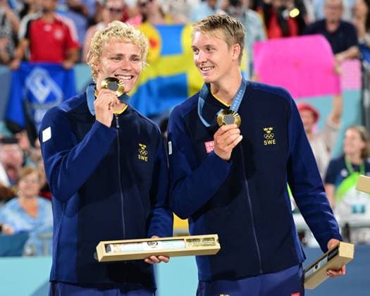 PARIS, FRANKRIKE 20240810 Sveriges David Ahman och Jonatan Hellvig tar emot sina guldmedaljer efter herrarnas final i beachvolleyboll pa Eiffel Tower - Centre Court, under sommar-OS i Paris.
