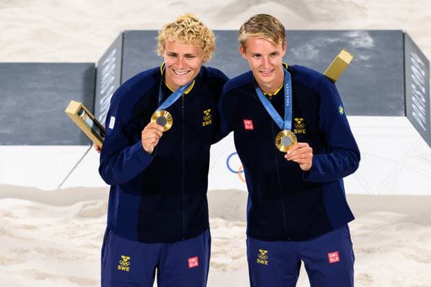 240810 David Ahman and Jonatan Hellvig celebrate with their gold medals after men s Beach volleyball, Beachvolleyball final between Sweden and Germany during day 15 of the Paris 2024 Olympic Games, Olympische Spiele, Olympia, OS on August 10, 2024 in Paris. Photo: Joel Marklund BILDBYRAN kod JM LT0671 beachvolleyboll beach volleyball sandvolleyball olympic games olympics os ol olympiska spel olympiske leker paris 2024 paris-os paris-ol 15 bbeng final os-final olympic final Copyright: JOELxMARKLUND BB240810JM113