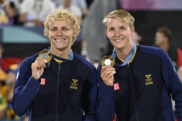 PARIS, FRANKRIKE 20240810 Sveriges David Ahman och Jonatan Hellvig tar emot sina guldmedaljer efter herrarnas final i beachvolleyboll pa Eiffel Tower - Centre Court, under sommar-OS i Paris.