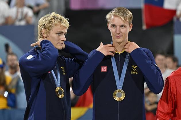 PARIS, FRANKRIKE 20240810 Sveriges David Ahman och Jonatan Hellvig tar emot sina guldmedaljer efter herrarnas final i beachvolleyboll pa Eiffel Tower - Centre Court, under sommar-OS i Paris.