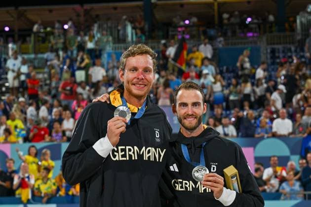 Sport Themen der Woche KW32 Sport Bilder des Tages Olympische Spiele Beach volleyball, Beachvolleyball ; Paris 10.08.2024 Finale, Herren, GER_SWE, Nils Ehlers (1, GER), links, Clemens Wickler (2, GER), rechts, *** Olympic Games Beach Volleyball Paris 10 08 2024 Final, Men, GER SWE, Nils Ehlers 1, GER , left, Clemens Wickler 2, GER , right, Copyright: xBEAUTIFULxSPORTS TomxBlochx