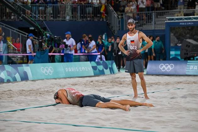Sport Themen der Woche KW32 Sport Bilder des Tages Olympische Spiele Beach volleyball, Beachvolleyball ; Paris 10.08.2024 Finale, Herren, GER_SWE, Nils Ehlers (1, GER), Clemens Wickler (2, GER), *** Olympic Games Beach Volleyball Paris 10 08 2024 Final, Men, GER SWE, Nils Ehlers 1, GER , Clemens Wickler 2, GER , Copyright: xBEAUTIFULxSPORTS TomxBlochx