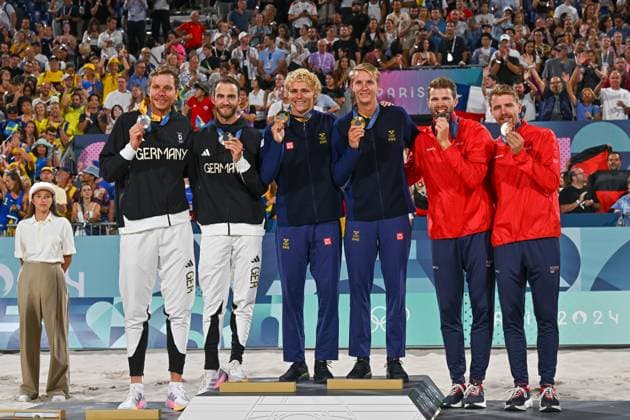 Olympische Spiele Beach volleyball, Beachvolleyball ; Paris 10.08.2024 Finale, Herren, GER_SWE, Podium von links: Nils Ehlers, Clemens Wickler, GER, David Ahmann, Jonatan Hellvig, SWE, Christian Soerum, Anders Mol, NOR Copyright: xBEAUTIFULxSPORTS TomxBlochx