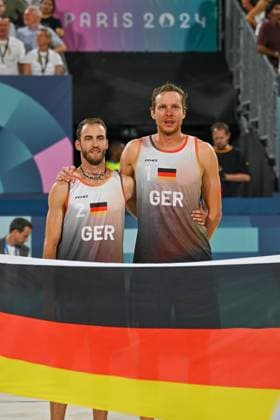 Olympische Spiele Beach volleyball, Beachvolleyball ; Paris 10.08.2024 Finale, Herren, GER_SWE, Nils Ehlers (1, GER), Clemens Wickler (2, GER), Copyright: xBEAUTIFULxSPORTS TomxBlochx