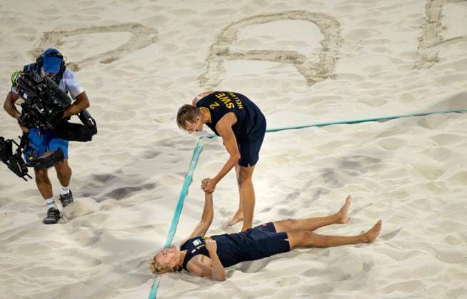 PARIS, FRANKRIKE 20240810 Sveriges David Ahman ( 1) och Jonatan Hellvig ( 2) jublar när man vinner herrarnas final i beachvolleyboll pa Eiffel Tower - Centre Court, och tar OS-Guld under sommar-OS i Paris.