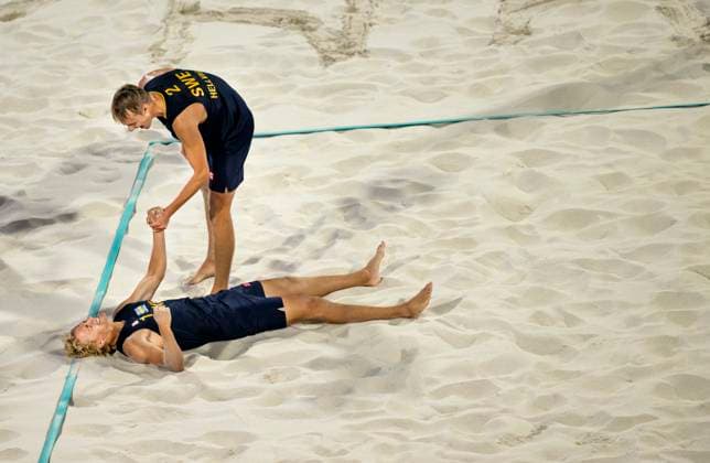 PARIS, FRANKRIKE 20240810 Sveriges David Ahman ( 1) och Jonatan Hellvig ( 2) jublar när man vinner herrarnas final i beachvolleyboll pa Eiffel Tower - Centre Court, och tar OS-Guld under sommar-OS i Paris.
