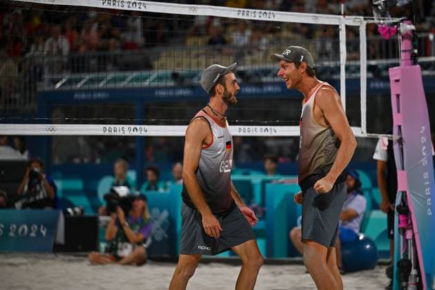 Olympische Spiele Beach volleyball, Beachvolleyball ; Paris 10.08.2024 Finale, Herren, GER_SWE, Nils Ehlers (1, GER), Clemens Wickler (2, GER), Copyright: xBEAUTIFULxSPORTS TomxBlochx