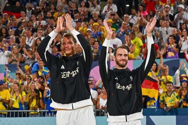Olympische Spiele Beach volleyball, Beachvolleyball ; Paris 10.08.2024 Finale, Herren, GER_SWE, Nils Ehlers (1, GER), links, Clemens Wickler (2, GER), Copyright: xBEAUTIFULxSPORTS TomxBlochx