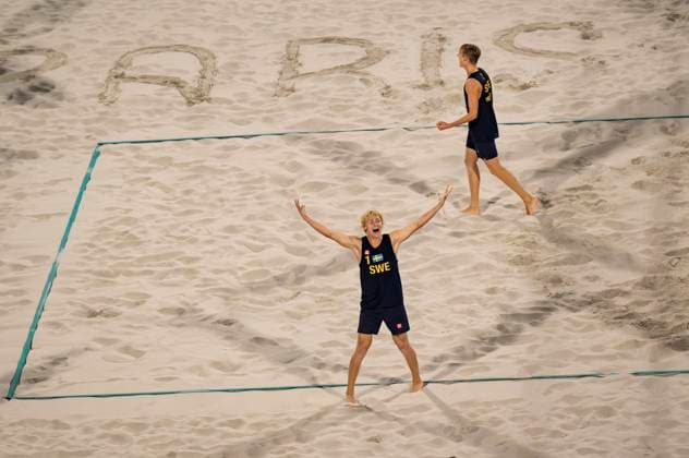 PARIS, FRANKRIKE 20240810 Sveriges David Ahman ( 1) och Jonatan Hellvig ( 2) jublar när man vinner herrarnas final i beachvolleyboll pa Eiffel Tower - Centre Court, och tar OS-Guld under sommar-OS i Paris.