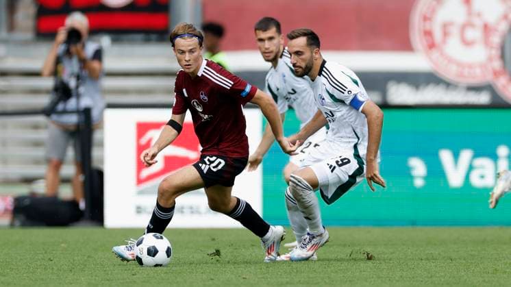 Zweikampf zwischen Caspar Jander (1.FC Nuernberg, 20) l. und Kenan Karaman (Schalke, 19). 10.08.2024, Fussball, 2. Bundesliga, 2. Spieltag, 1. FC Nuernberg - FC Schalke 04, GER, Nuernberg, Max-Morlock-Stadion, DFL REGULATIONS PROHIBIT ANY USE OF PHOTOGRAPHS AS IMAGE SEQUENCES AND OR QUASI-VIDEO.