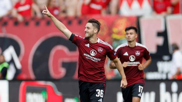 Torschuetze Lukas Schleimer (1.FC Nuernberg, 36), Jubel nach seinem Tor zum 1:1, jubelnd, bejubelt, jubelt, jubeln, emotionen, 10.08.2024, Fussball, 2. Bundesliga, 2. Spieltag, 1. FC Nuernberg - FC Schalke 04, GER, Nuernberg, Max-Morlock-Stadion, DFL REGULATIONS PROHIBIT ANY USE OF PHOTOGRAPHS AS IMAGE SEQUENCES AND OR QUASI-VIDEO.