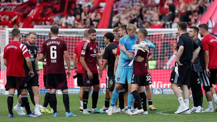 Die Spieler des FCN bejubeln den Sieg über Schalke. 10.08.2024, Fussball, 2. Bundesliga, 2. Spieltag, 1. FC Nuernberg - FC Schalke 04, GER, Nuernberg, Max-Morlock-Stadion, DFL REGULATIONS PROHIBIT ANY USE OF PHOTOGRAPHS AS IMAGE SEQUENCES AND OR QUASI-VIDEO.