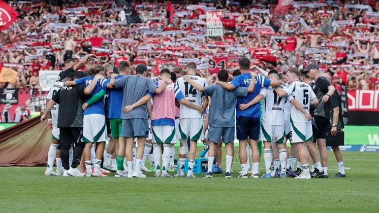 Geschlossenheit bei Schalke, trotz der Niederlage gegen den Club. 10.08.2024, Fussball, 2. Bundesliga, 2. Spieltag, 1. FC Nuernberg - FC Schalke 04, GER, Nuernberg, Max-Morlock-Stadion, DFL REGULATIONS PROHIBIT ANY USE OF PHOTOGRAPHS AS IMAGE SEQUENCES AND OR QUASI-VIDEO.