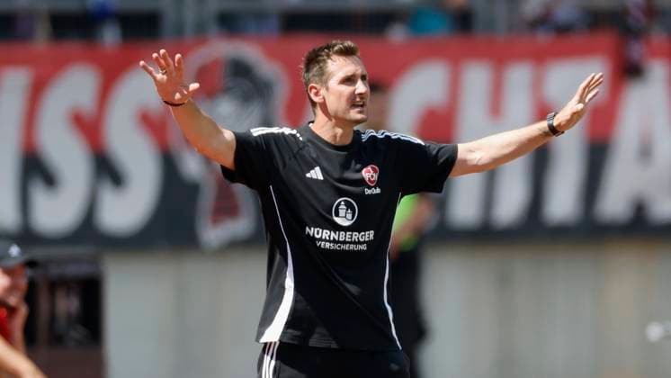 Trainer Miroslav Klose (1.FC Nuernberg), gibt Anweisungen, gestikuliert, mit den Armen gestikulieren gives instructions, gesticulate, gesticolando, emotionen. 10.08.2024, Fussball, 2. Bundesliga, 2. Spieltag, 1. FC Nuernberg - FC Schalke 04, GER, Nuernberg, Max-Morlock-Stadion, DFL REGULATIONS PROHIBIT ANY USE OF PHOTOGRAPHS AS IMAGE SEQUENCES AND OR QUASI-VIDEO.