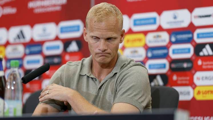 Trainer Karel Geraerts (Schalke) Enttaeuschung, niedergeschlagen, deprimiert, frust, enttaeuscht, enttaeuscht schauend, dissapointed bei der PK. 10.08.2024, Fussball, 2. Bundesliga, 2. Spieltag, 1. FC Nuernberg - FC Schalke 04, GER, Nuernberg, Max-Morlock-Stadion, DFL REGULATIONS PROHIBIT ANY USE OF PHOTOGRAPHS AS IMAGE SEQUENCES AND OR QUASI-VIDEO.
