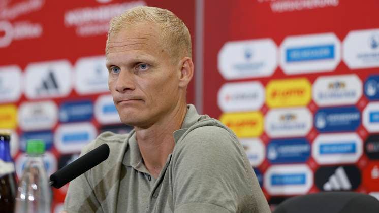 Trainer Karel Geraerts (Schalke) Enttaeuschung, niedergeschlagen, deprimiert, frust, enttaeuscht, enttaeuscht schauend, dissapointed bei der PK. 10.08.2024, Fussball, 2. Bundesliga, 2. Spieltag, 1. FC Nuernberg - FC Schalke 04, GER, Nuernberg, Max-Morlock-Stadion, DFL REGULATIONS PROHIBIT ANY USE OF PHOTOGRAPHS AS IMAGE SEQUENCES AND OR QUASI-VIDEO.