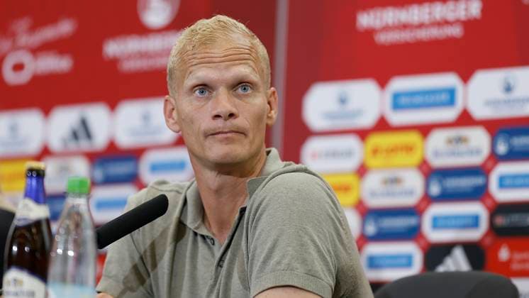 Trainer Karel Geraerts (Schalke) Enttaeuschung, niedergeschlagen, deprimiert, frust, enttaeuscht, enttaeuscht schauend, dissapointed bei der PK. 10.08.2024, Fussball, 2. Bundesliga, 2. Spieltag, 1. FC Nuernberg - FC Schalke 04, GER, Nuernberg, Max-Morlock-Stadion, DFL REGULATIONS PROHIBIT ANY USE OF PHOTOGRAPHS AS IMAGE SEQUENCES AND OR QUASI-VIDEO.