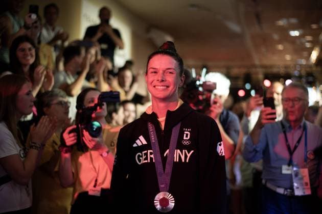 HENSELEIT Esther (Deutschland) jubelt ueber Platz 2 und Silber, Golf Frauen, FRA, Olympische Spiele Paris 2024, Feier im Deutschen Haus, 10.08.2024 FRA, Olympische Spiele Paris 2024, Feier im Deutschen Haus, 10.08.2024 Paris Copyright: xEibner-Pressefoto Memmlerx EP_MMR