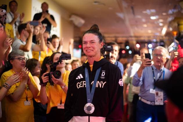 HENSELEIT Esther (Deutschland) jubelt ueber Platz 2 und Silber, Golf Frauen, FRA, Olympische Spiele Paris 2024, Feier im Deutschen Haus, 10.08.2024 FRA, Olympische Spiele Paris 2024, Feier im Deutschen Haus, 10.08.2024 Paris Copyright: xEibner-Pressefoto Memmlerx EP_MMR