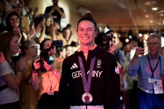 Sport Bilder des Tages HENSELEIT Esther (Deutschland) jubelt ueber Platz 2 und Silber, Golf Frauen, FRA, Olympische Spiele Paris 2024, Feier im Deutschen Haus, 10.08.2024 FRA, Olympische Spiele Paris 2024, Feier im Deutschen Haus, 10.08.2024 Paris Copyright: xEibner-Pressefoto Memmlerx EP_MMR