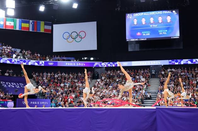 Italy team group, Mannschaftsbild, Totale (ITA), AUGUST 10, 2024 - Rhythmic gymnastics, Rhythmische Sportgymnastik, RSG : Group All-Around Final during the Paris 2024 Olympic Games, Olympische Spiele, Olympia, OS at Porte de La Chapelle Arena in Paris, France.  (262920521)