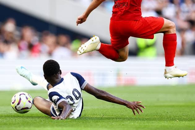Sport Themen der Woche KW32 Tottenham Hotspur v Bayern Munich 10 August 2024, London - Pre-season friendly - Tottenham Hotspur v Bayern Munich - Pape Matar Sarr of Tottenham Hotspur slides in for a tackle - Photo: Jacques Feeney Offside. London UK *** Tottenham Hotspur gegen Bayern München 10. August 2024, London Freundschaftsspiel vor der Saison Tottenham Hotspur gegen Bayern München Pape Matar Sarr von Tottenham Hotspur rutscht in einen Zweikampf hinein Foto Jacques Feeney Abseits London UK  Copyright: xJacquesxFeeneyx xOffsidexOffside