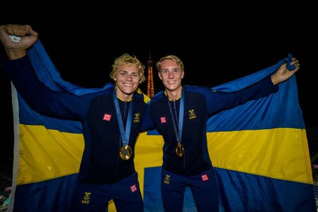 240810 David Ahman and Jonatan Hellvig poses for a photo with their medals after winning the men s Beach volleyball, Beachvolleyball final between Sweden and Germany during day 15 of the Paris 2024 Olympic Games, Olympische Spiele, Olympia, OS on August 10, 2024 in Paris. Photo: Ludvig Thunman BILDBYRAN kod LT LT0671 beachvolleyboll beach volleyball sandvolleyball olympic games olympics os ol olympiska spel olympiske leker paris 2024 paris-os paris-ol 15 bbeng final os-final olympic final jubel medalj os-guld olympiskt guld celebration medals swedish flag Copyright: LUDVIGxTHUNMAN BB240810LT222