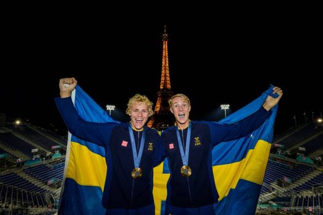 240810 David Ahman and Jonatan Hellvig poses for a photo with their medals after winning the men s Beach volleyball, Beachvolleyball final between Sweden and Germany during day 15 of the Paris 2024 Olympic Games, Olympische Spiele, Olympia, OS on August 10, 2024 in Paris. Photo: Ludvig Thunman BILDBYRAN kod LT LT0671 beachvolleyboll beach volleyball sandvolleyball olympic games olympics os ol olympiska spel olympiske leker paris 2024 paris-os paris-ol 15 bbeng final os-final olympic final jubel medalj os-guld olympiskt guld celebration medals swedish flag Copyright: LUDVIGxTHUNMAN BB240810LT227