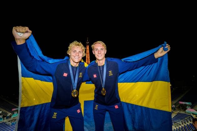 240810 David Ahman and Jonatan Hellvig poses for a photo with their medals after winning the men s Beach volleyball, Beachvolleyball final between Sweden and Germany during day 15 of the Paris 2024 Olympic Games, Olympische Spiele, Olympia, OS on August 10, 2024 in Paris. Photo: Ludvig Thunman BILDBYRAN kod LT LT0671 beachvolleyboll beach volleyball sandvolleyball olympic games olympics os ol olympiska spel olympiske leker paris 2024 paris-os paris-ol 15 bbeng final os-final olympic final jubel medalj os-guld olympiskt guld celebration medals swedish flag Copyright: LUDVIGxTHUNMAN BB240810LT228