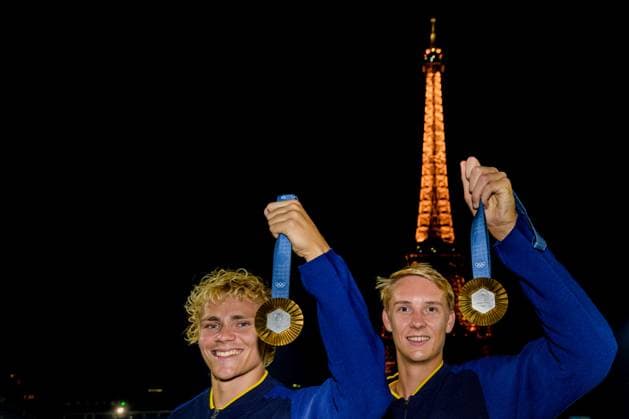 240810 David Ahman and Jonatan Hellvig poses for a photo with their medals after winning the men s Beach volleyball, Beachvolleyball final between Sweden and Germany during day 15 of the Paris 2024 Olympic Games, Olympische Spiele, Olympia, OS on August 10, 2024 in Paris. Photo: Ludvig Thunman BILDBYRAN kod LT LT0671 beachvolleyboll beach volleyball sandvolleyball olympic games olympics os ol olympiska spel olympiske leker paris 2024 paris-os paris-ol 15 bbeng final os-final olympic final jubel medalj os-guld olympiskt guld celebration medals swedish flag Copyright: LUDVIGxTHUNMAN BB240810LT233