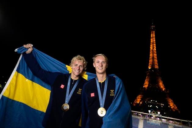 PARIS, FRANKRIKE 20240810 Sveriges David Ahman och Jonatan Hellvig med sina OS guldmedaljer efter vinsten i herrarnas beachvolleyboll pa Eiffel Tower - Centre Court, och tar OS-Guld under sommar-OS i Paris.