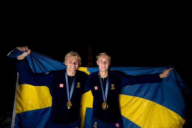 PARIS, FRANKRIKE 20240810 Sveriges David Ahman och Jonatan Hellvig med sina OS guldmedaljer efter vinsten i herrarnas beachvolleyboll pa Eiffel Tower - Centre Court, och tar OS-Guld under sommar-OS i Paris.