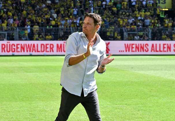 Sport Themen der Woche KW32 Ex BVB Trainer Edin Terzic verabschiedet sich von den Fans 10.08.2024, Fussball Saison 2024 2025, Saisoneröffnung Testspiel Borussia Dortmund - Aston Villa 2:0 Dortmund Signal-Iduna-Park Nordrhein Westfalen Deutschland *** Ex BVB coach Edin Terzic says goodbye to the fans 10 08 2024, Football season 2024 2025, Season opening test match Borussia Dortmund Aston Villa 2 0 Dortmund Signal Iduna Park Nordrhein Westfalen Germany Team2