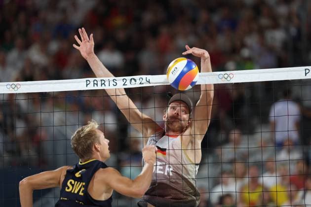Sport Themen der Woche KW32 Sport Bilder des Tages (240810) -- PARIS, Aug. 10, 2024 -- Nils Ehlers (R) of Germany spikes the ball as Jonatan Hellvig of Sweden attempts a block during the Beach volleyball, Beachvolleyball men s gold medal match between Nils Ehlers Clemens Wickler of Germany and David Ahman Jonatan Hellvig of Sweden at the Paris 2024 Olympic Games, Olympische Spiele, Olympia, OS in Paris, France, Aug. 10, 2024. ) (PARIS2024) FRANCE-PARIS-OLY-BEACH VOLLEYBALL HuangxZongzhi 