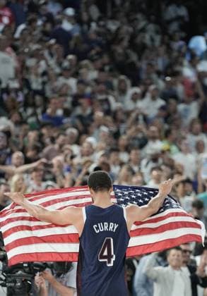 (240810) -- PARIS, Aug. 10, 2024 -- Stephen Curry of the United States celebrates victory after the men s basketball gold medal game between the United States and France at the Paris 2024 Olympic Games, Olympische Spiele, Olympia, OS in Paris, France, Aug. 10, 2024. ) (PARIS2024) FRANCE-PARIS-OLY-BASKETBALL WangxYuguo 