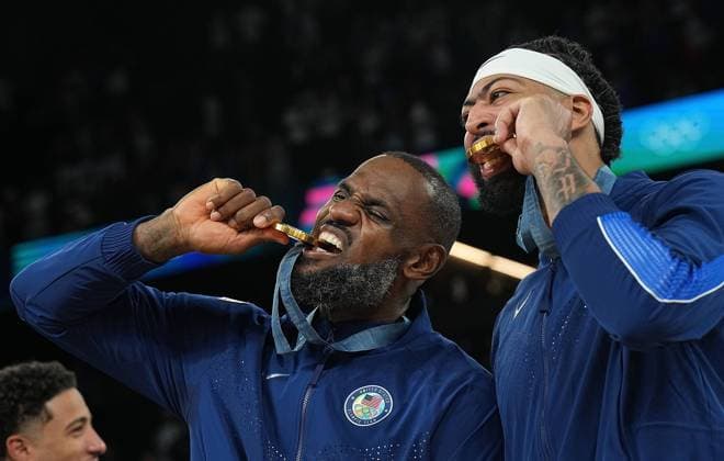 Sport Themen der Woche KW32 (240810) -- PARIS, Aug. 10, 2024 -- LeBron James (L) and Anthony Davis of gold medalists team USA attend the victory ceremony for the men s basketball at the Paris 2024 Olympic Games, Olympische Spiele, Olympia, OS in Paris, France, Aug. 10, 2024. ) (PARIS2024) FRANCE-PARIS-OLY-BASKETBALL MengxYongmin 