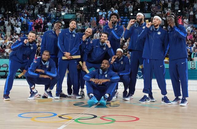 Sport Themen der Woche KW32 (240810) -- PARIS, Aug. 10, 2024 -- Gold medalists team USA pose for a group photo after the victory ceremony for the men s basketball at the Paris 2024 Olympic Games, Olympische Spiele, Olympia, OS in Paris, France, Aug. 10, 2024. ) (PARIS2024) FRANCE-PARIS-OLY-BASKETBALL MengxYongmin 