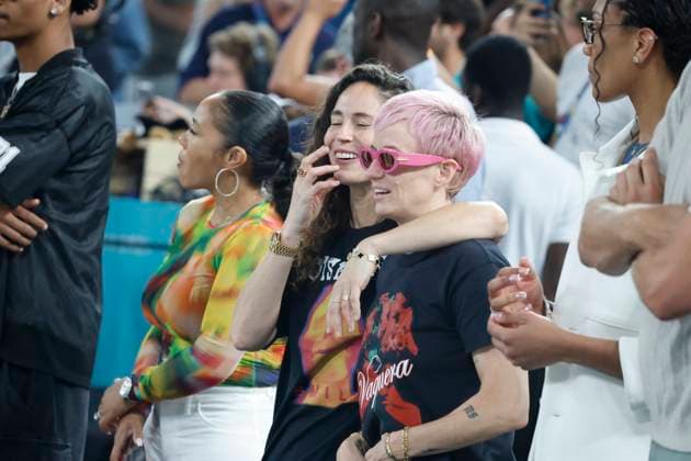 10 Aout 2024 - Paris, France : Les USA battent la France en finale du basket-ball lors des Jeux Olympiques de Paris 2024. ICI MEGAN RAPINOE ET SUE BIRD. (Photo Henri Szwarc Starface) August 10 2024 : USA wins the gold medal in the basket-ball final against France of the Olympic Games, Olympische Spiele, Olympia, OS 2024. (Photo Henri Szwarc Starface) 308046 2024-08-10 Paris France  Copyright: xHenrixSzwarcx xStarfacex STAR_308046_065