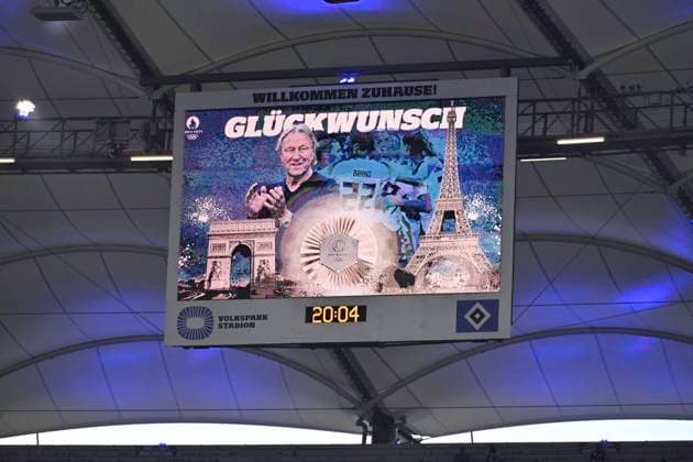 GER; 2. FBL,, Hamburger SV vs Hertha BSC 10.08.2024, Volksparkstadion, Hamburg, GER; 2. FBL, Hamburger SV vs Hertha BSC im Bild Feature auf der Anzeigentafel wird der Frauenmannschaft zur Bronzemedaille bei den Olympischen Spielen gratuliert