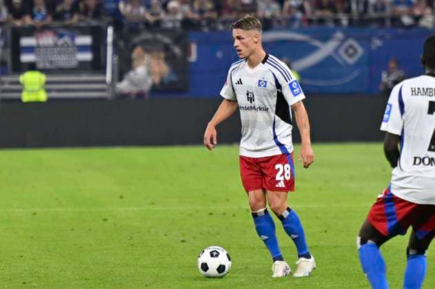GER; 2. FBL,, Hamburger SV vs Hertha BSC 10.08.2024, Volksparkstadion, Hamburg, GER; 2. FBL, Hamburger SV vs Hertha BSC im Bild Einzelaktion Querformat Miro Muheim (Hamburg 28)