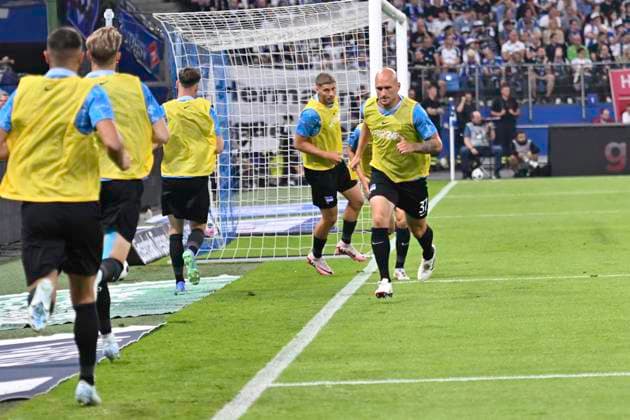GER; 2. FBL,, Hamburger SV vs Hertha BSC 10.08.2024, Volksparkstadion, Hamburg, GER; 2. FBL, Hamburger SV vs Hertha BSC im Bild die Ersatzspieler von Hertha machen sich auf dem Spielfeld waehrend des Spieles warm