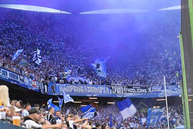 GER; 2. FBL,, Hamburger SV vs Hertha BSC 10.08.2024, Volksparkstadion, Hamburg, GER; 2. FBL, Hamburger SV vs Hertha BSC im Bild Feature die Fans vom Hertha zuenden Pyrotechnik