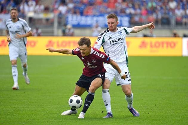 Jannik HOFMANN (1.FC Nuernberg), Aktion,Zweikampf gegen Tobias MOHR (FC Schalke 04). Fussball 2.Bundesliga 1.FC Nuernberg - FC Schalke 04 3-1 2.Spieltag am 10.08.2024 Max Morlock Stadion Nuernberg, Saison 2024 25.