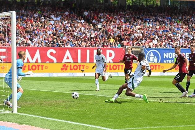 Tor Ibrahima CISSE (FC Schalke 04) zum 1-0 gegen Torwart Jan REICHERT (1.FC Nuernberg), Aktio,Torschuss,Strafraumszene. Fussball 2.Bundesliga 1.FC Nuernberg - FC Schalke 04 3-1 2.Spieltag am 10.08.2024 Max Morlock Stadion Nuernberg, Saison 2024 25.