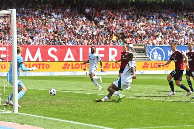 Tor Ibrahima CISSE (FC Schalke 04) zum 1-0 gegen Torwart Jan REICHERT (1.FC Nuernberg), Aktio,Torschuss,Strafraumszene. Fussball 2.Bundesliga 1.FC Nuernberg - FC Schalke 04 3-1 2.Spieltag am 10.08.2024 Max Morlock Stadion Nuernberg, Saison 2024 25.