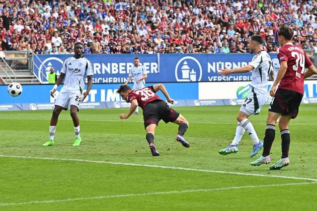 Tor Lukas SCHLEIMER (1.FC Nuernberg) zum 1-1,Kopfball, Aktion,Strafraumszene Fussball 2.Bundesliga 1.FC Nuernberg - FC Schalke 04 3-1 2.Spieltag am 10.08.2024 Max Morlock Stadion Nuernberg, Saison 2024 25.